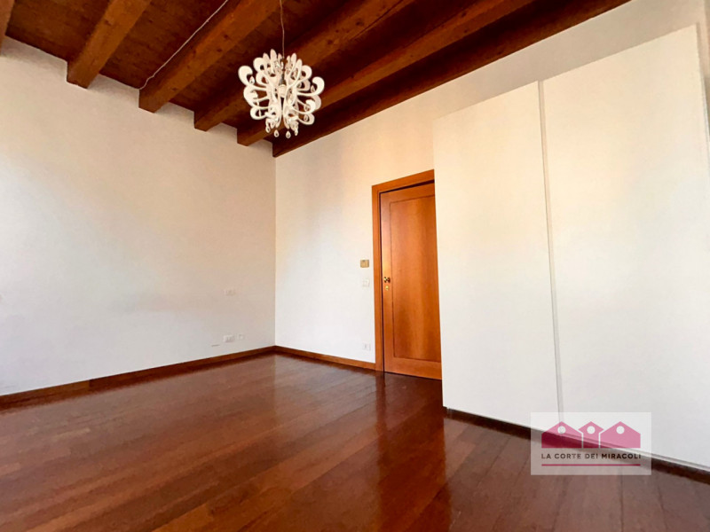 CENTRO STORICO - ZONA ERETENIA: IN BELLISSIMO CONTESTO STORICO RISTRUTTURATO, PROPONIAMO IN LOCAZ...