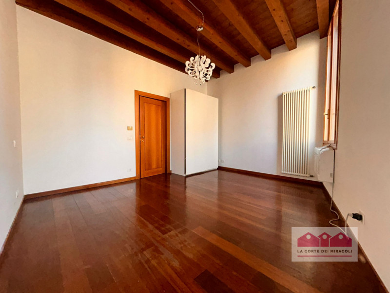 CENTRO STORICO - ZONA ERETENIA: IN BELLISSIMO CONTESTO STORICO RISTRUTTURATO, PROPONIAMO IN LOCAZ...