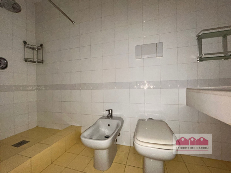 CENTRO STORICO - ZONA ERETENIA: IN BELLISSIMO CONTESTO STORICO RISTRUTTURATO, PROPONIAMO IN LOCAZ...