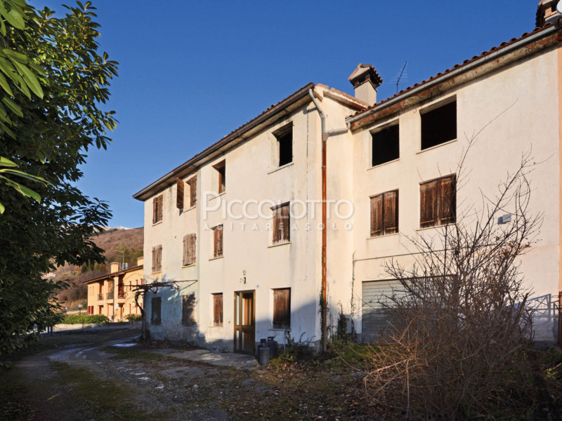 Rif. V3613 - Cavaso del Tomba, tipico Casale veneto in pietra, completamente da ristrutturare, in...