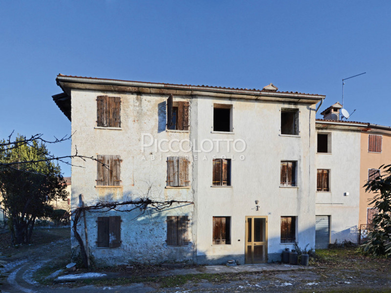 Rif. V3613 - Cavaso del Tomba, tipico Casale veneto in pietra, completamente da ristrutturare, in...