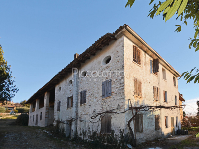 Rif. V3613 - Cavaso del Tomba, tipico Casale veneto in pietra, completamente da ristrutturare, in...