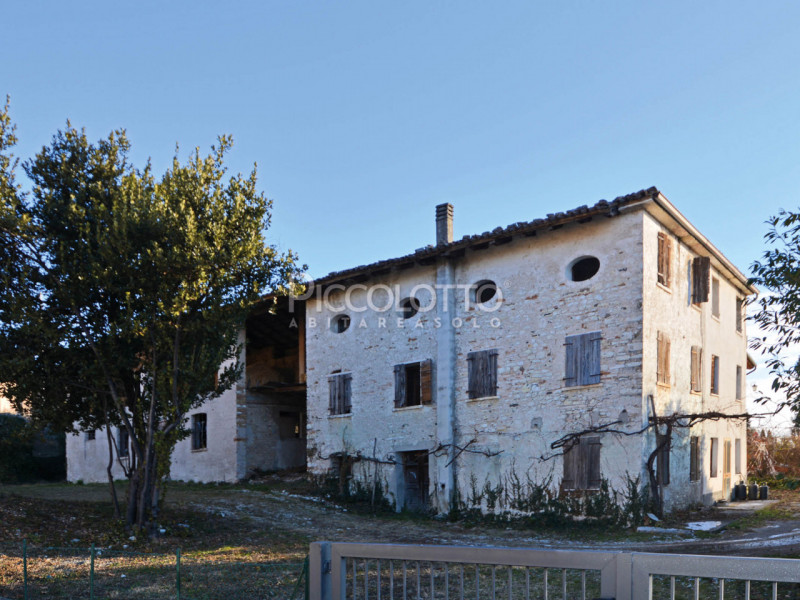 Rif. V3613 - Cavaso del Tomba, tipico Casale veneto in pietra, completamente da ristrutturare, in...