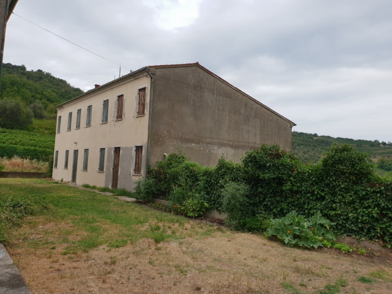 Baone, immersa nel verde, proponiamo immobile collocato in una posizione predominante sulla valle...