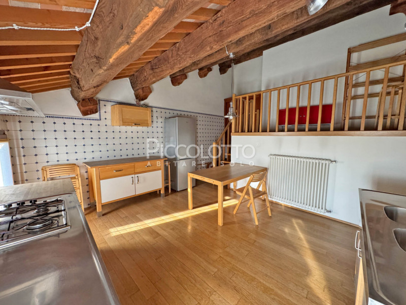 Asolo - In Palazzo storico di recente ristrutturazione, disponibile in locazione ampia mansarda d...