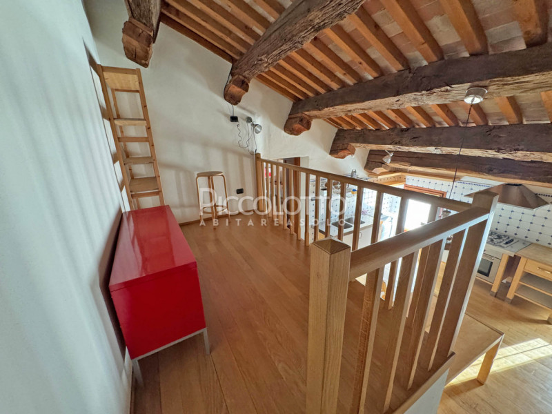 Asolo - In Palazzo storico di recente ristrutturazione, disponibile in locazione ampia mansarda d...
