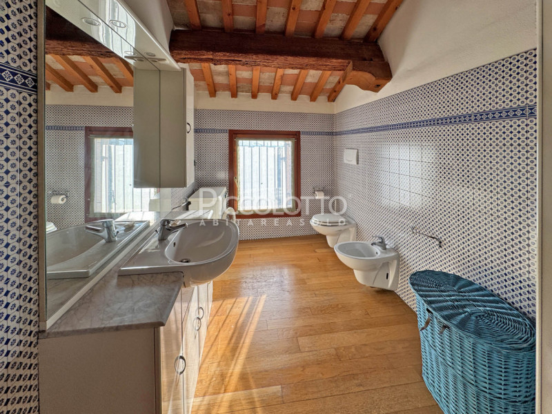 Asolo - In Palazzo storico di recente ristrutturazione, disponibile in locazione ampia mansarda d...