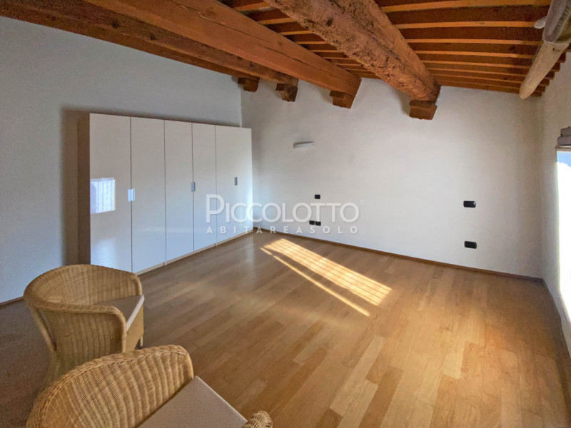 Asolo - In Palazzo storico di recente ristrutturazione, disponibile in locazione ampia mansarda d...
