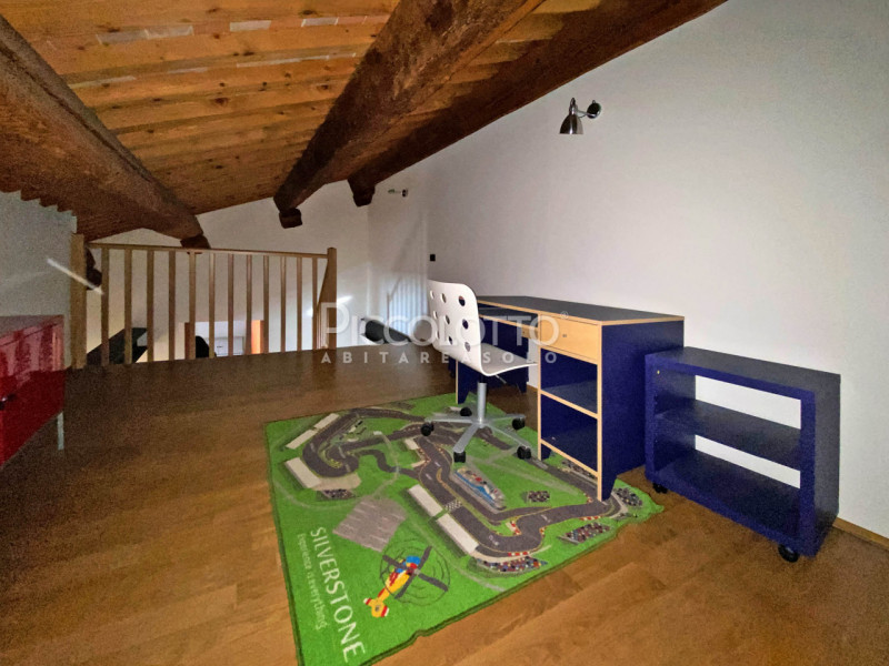 Asolo - In Palazzo storico di recente ristrutturazione, disponibile in locazione ampia mansarda d...