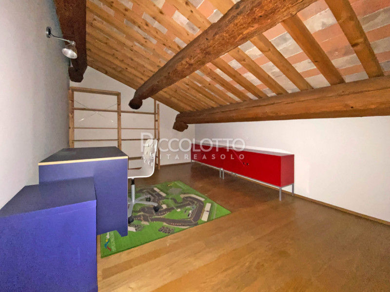 Asolo - In Palazzo storico di recente ristrutturazione, disponibile in locazione ampia mansarda d...