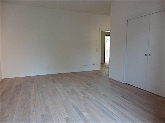 In uno stabile completamente rinnovato e con ascensore è disponibile all'ultimo piano un bellissi...