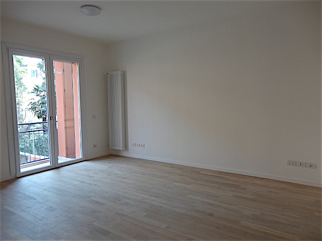 In uno stabile completamente rinnovato e con ascensore è disponibile all'ultimo piano un bellissi...