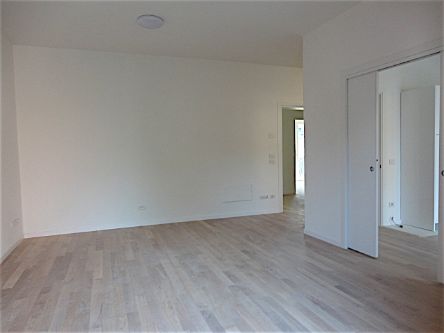 In uno stabile completamente rinnovato e con ascensore è disponibile all'ultimo piano un bellissi...