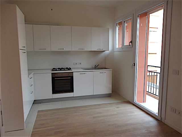 In uno stabile completamente rinnovato e con ascensore è disponibile all'ultimo piano un bellissi...