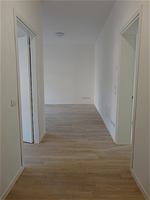 In uno stabile completamente rinnovato e con ascensore è disponibile all'ultimo piano un bellissi...