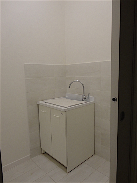 In uno stabile completamente rinnovato e con ascensore è disponibile all'ultimo piano un bellissi...