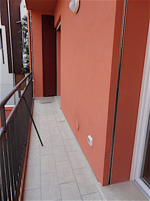 In uno stabile completamente rinnovato e con ascensore è disponibile all'ultimo piano un bellissi...