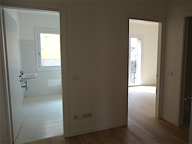 In uno stabile completamente rinnovato e con ascensore è disponibile all'ultimo piano un bellissi...