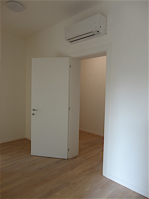 In uno stabile completamente rinnovato e con ascensore è disponibile all'ultimo piano un bellissi...