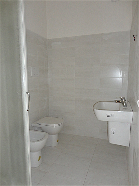 In uno stabile completamente rinnovato e con ascensore è disponibile all'ultimo piano un bellissi...