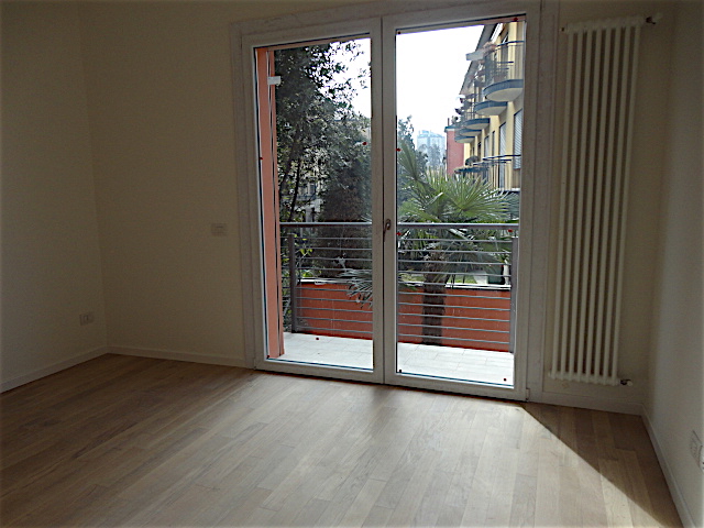 In uno stabile completamente rinnovato e con ascensore è disponibile all'ultimo piano un bellissi...