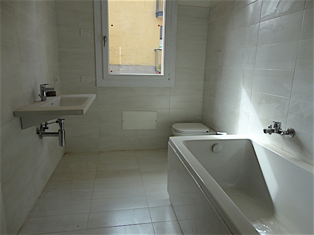 In uno stabile completamente rinnovato e con ascensore è disponibile all'ultimo piano un bellissi...