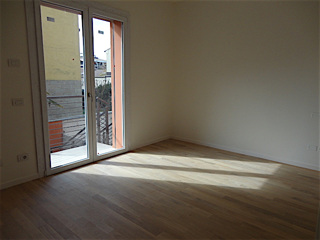 In uno stabile completamente rinnovato e con ascensore è disponibile all'ultimo piano un bellissi...