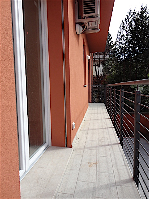 In uno stabile completamente rinnovato e con ascensore è disponibile all'ultimo piano un bellissi...