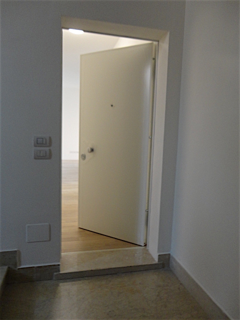 In uno stabile completamente rinnovato e con ascensore è disponibile all'ultimo piano un bellissi...