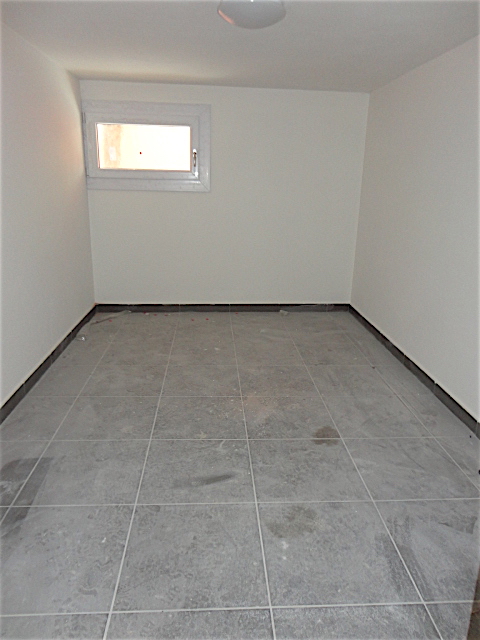 In uno stabile completamente rinnovato e con ascensore è disponibile all'ultimo piano un bellissi...