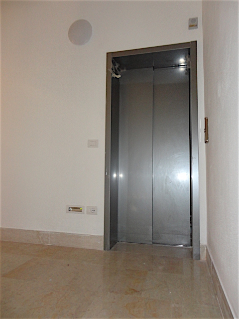 In uno stabile completamente rinnovato e con ascensore è disponibile all'ultimo piano un bellissi...