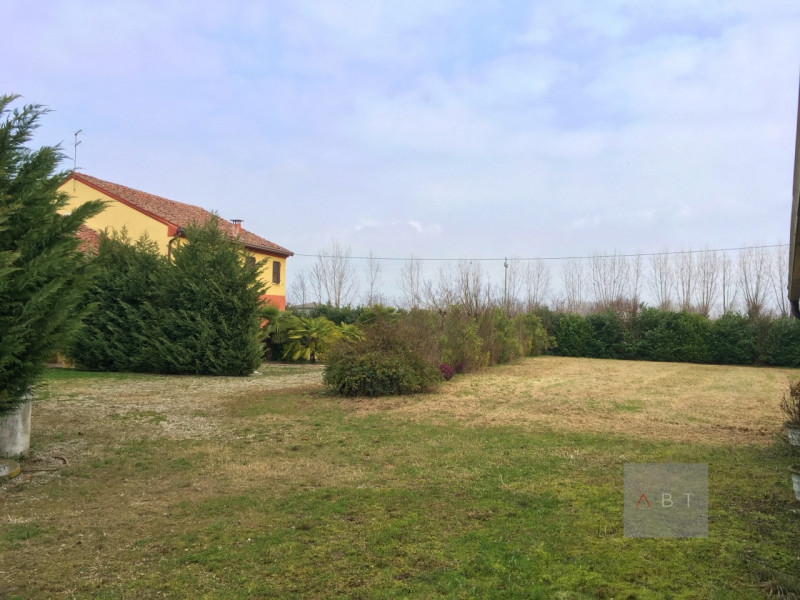 Situata nella frazione di Presina, casa singola da ristrutturare con possibilità di divisione in ...