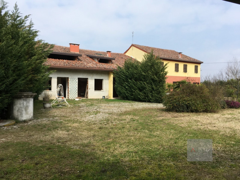 Situata nella frazione di Presina, casa singola da ristrutturare con possibilità di divisione in ...