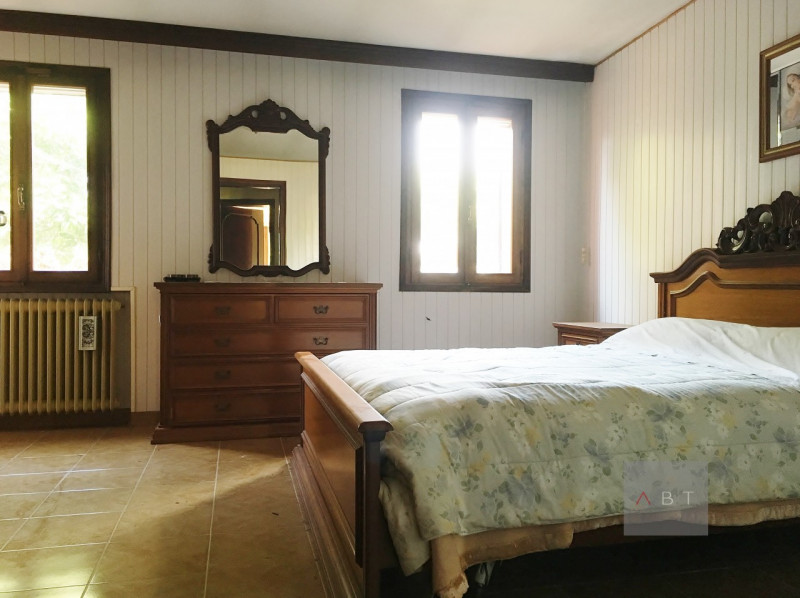 Situata nella frazione di Presina, casa singola da ristrutturare con possibilità di divisione in ...