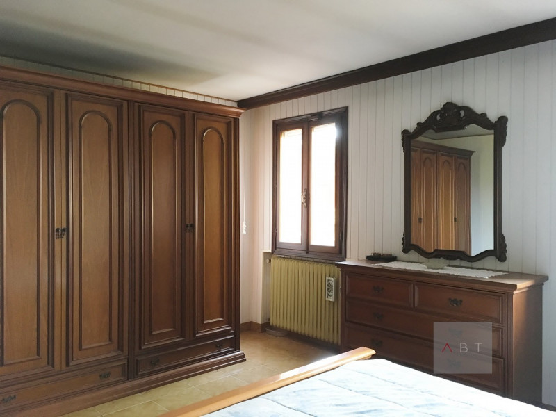 Situata nella frazione di Presina, casa singola da ristrutturare con possibilità di divisione in ...