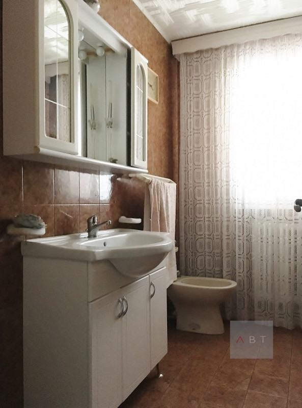 Situata nella frazione di Presina, casa singola da ristrutturare con possibilità di divisione in ...