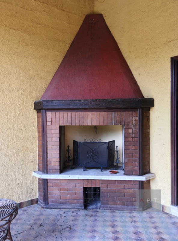 Situata nella frazione di Presina, casa singola da ristrutturare con possibilità di divisione in ...