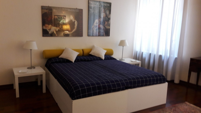 CENTRO DUOMO Stefania Pilotto Immobiliare propone ampio appartamento arredato molto bene. La posi...