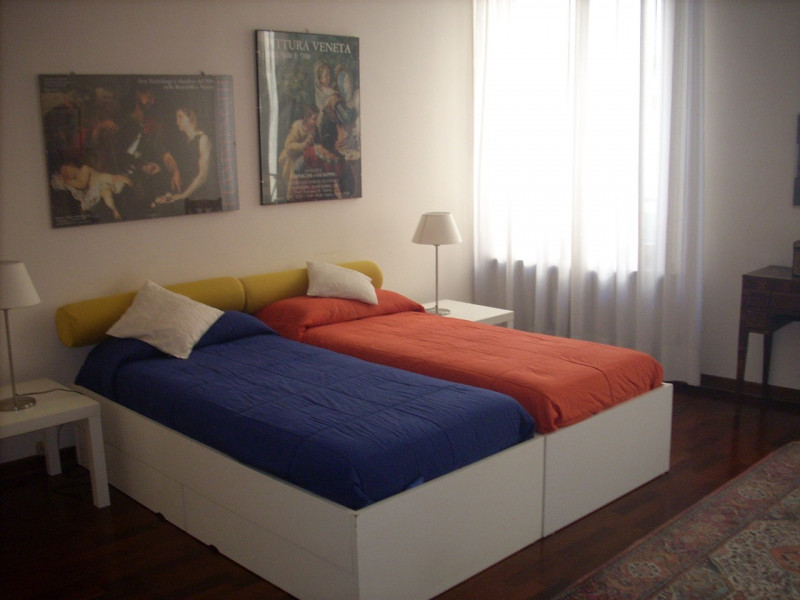 CENTRO DUOMO Stefania Pilotto Immobiliare propone ampio appartamento arredato molto bene. La posi...