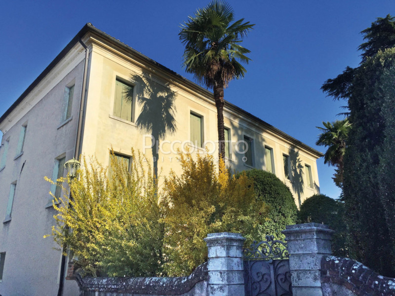 Rif. V3694 - Fonte, a soli 5 minuti da Asolo, antica Villa risalente ai primi del 1600 con anness...