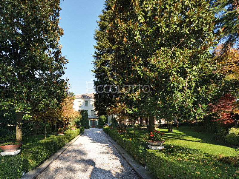 Rif. V3694 - Fonte, a soli 5 minuti da Asolo, antica Villa risalente ai primi del 1600 con anness...