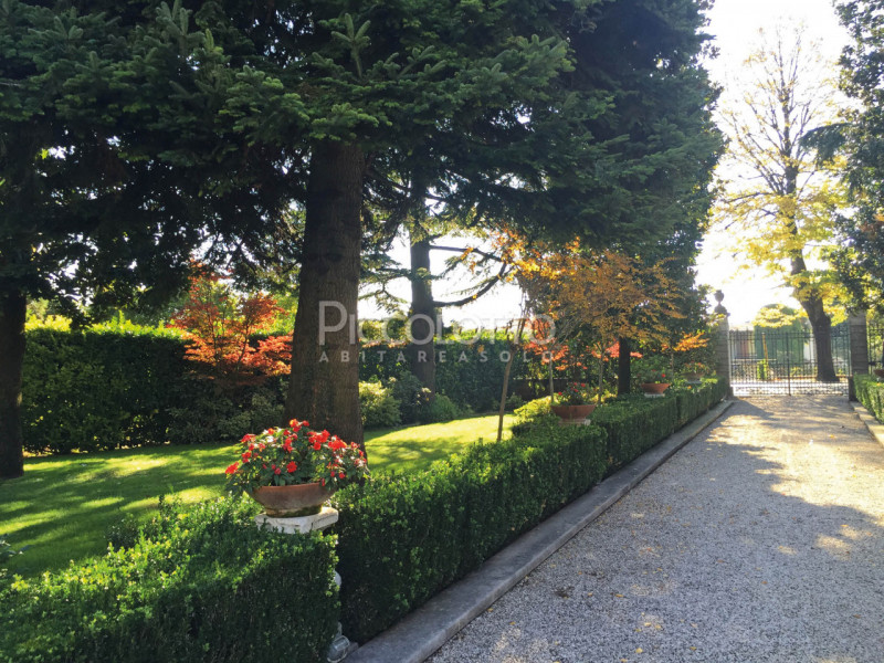 Rif. V3694 - Fonte, a soli 5 minuti da Asolo, antica Villa risalente ai primi del 1600 con anness...