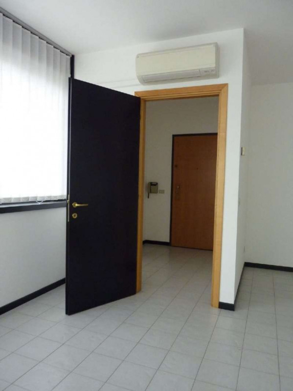 A Carità  di Villorba (TV), piazza Aldo Moro, proponiamo in VENDITA ufficio di 57 metri quadrati ...
