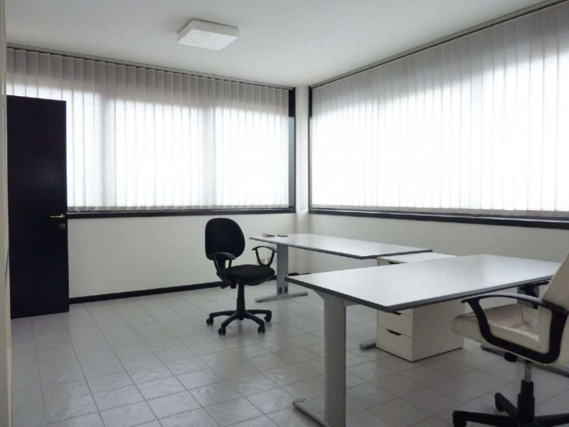 A Carità  di Villorba (TV), piazza Aldo Moro, proponiamo in VENDITA ufficio di 57 metri quadrati ...