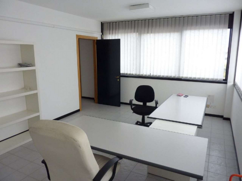 A Carità  di Villorba (TV), piazza Aldo Moro, proponiamo in VENDITA ufficio di 57 metri quadrati ...
