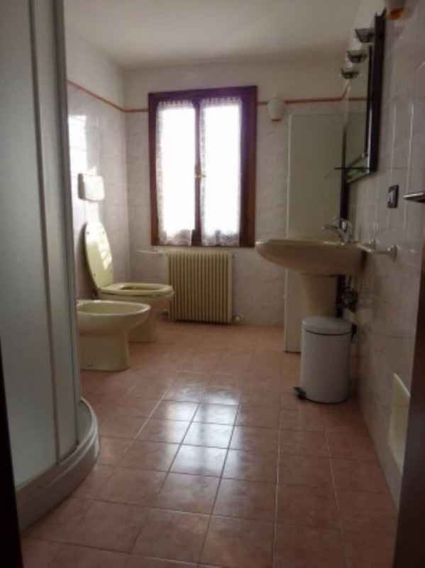 A Povegliano (TV), proponiamo in affitto porzione di casa a schiera centrale, disposta su due liv...
