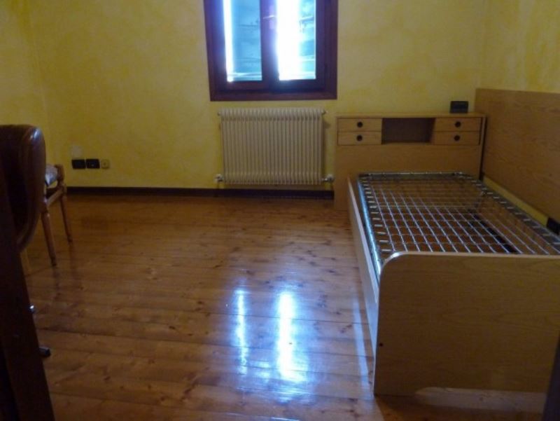 A Povegliano (TV), proponiamo in affitto porzione di casa a schiera centrale, disposta su due liv...