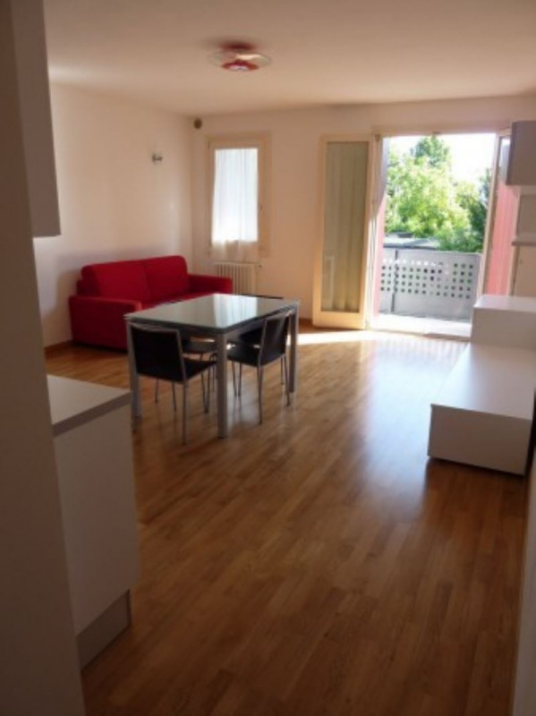 A Varago di Maserada sul Piave (TV), proponiamo in affitto ampio mini appartamento, al piano seco...