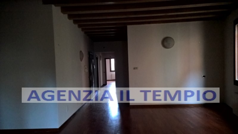 VICENZA-CENTRO STORICO: A 300mq. da Piazza dei Signori, in palazzetto storico protetto dalle bell...