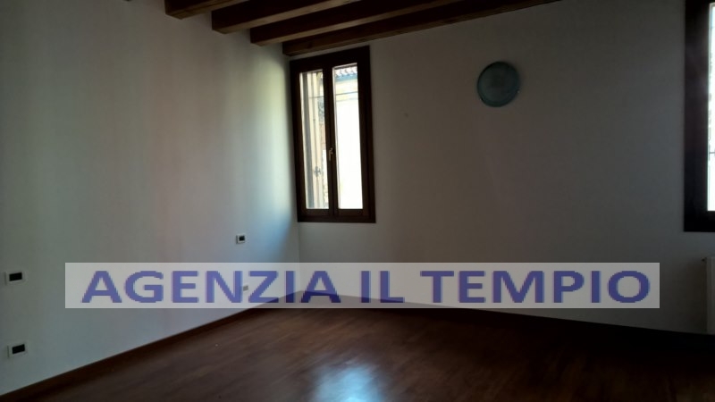 VICENZA-CENTRO STORICO: A 300mq. da Piazza dei Signori, in palazzetto storico protetto dalle bell...